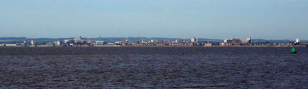 Panorama of Hull from further along the north bank of the Humber near Paull, with the Yorkshire Wolds rising behind the city