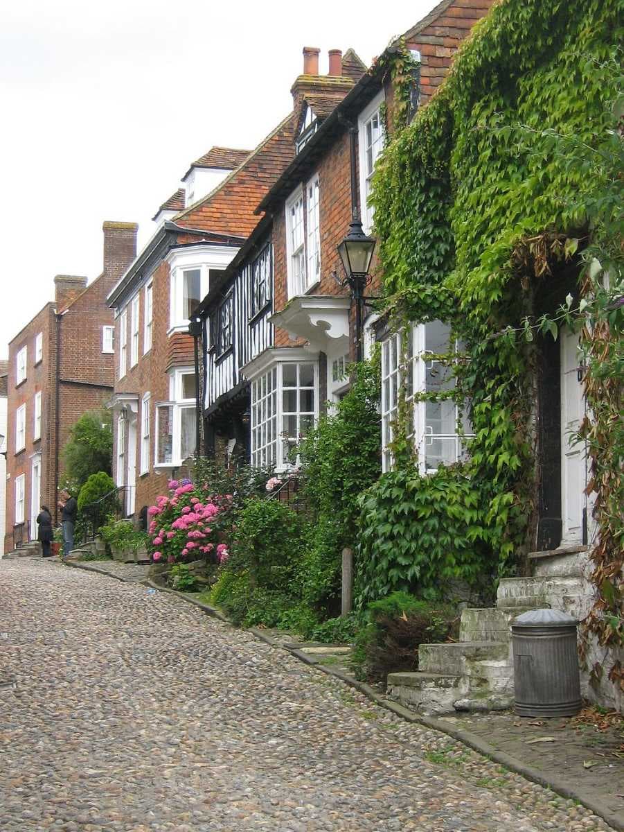Mermaid Street, showing typically steep slope and cobbled surface