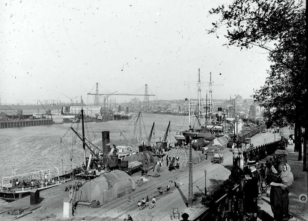 The port of Nantes in 1912, with the demolished transporter bridge in the distance
