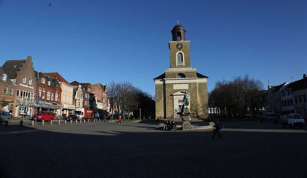 Market of Husum with the church (Marienkirche) and the Tine-Well