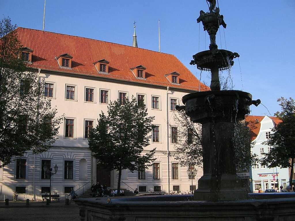 Stadtschloss am Markt: in front the Luna Fountain