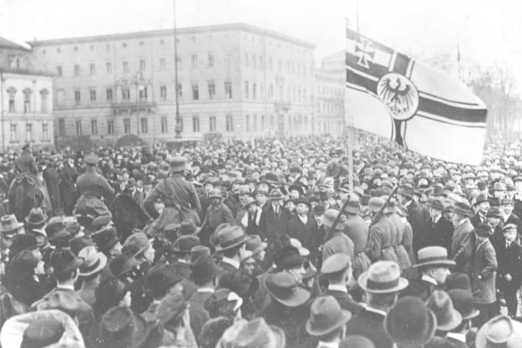 Crowds in Berlin watching the Marinebrigade Ehrhardt march in under the imperial war ensign during the Kapp Putsch