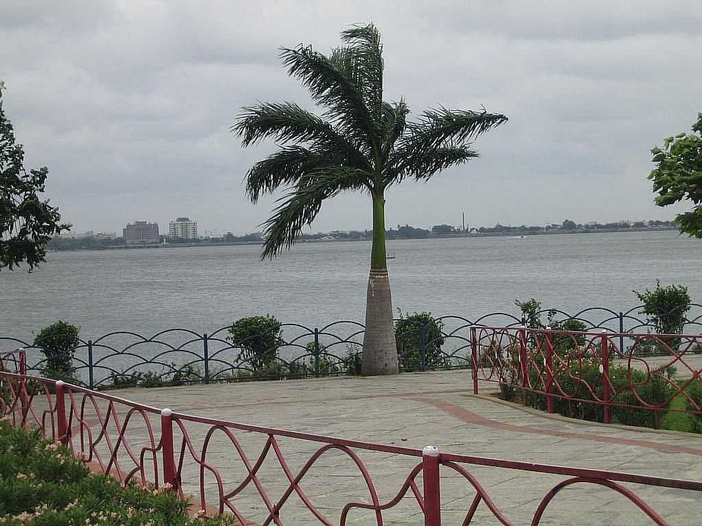 A beautiful picture of the Tank Bund Road