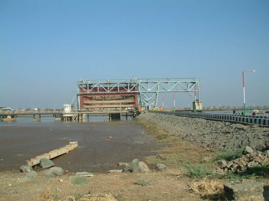 Water lock gate