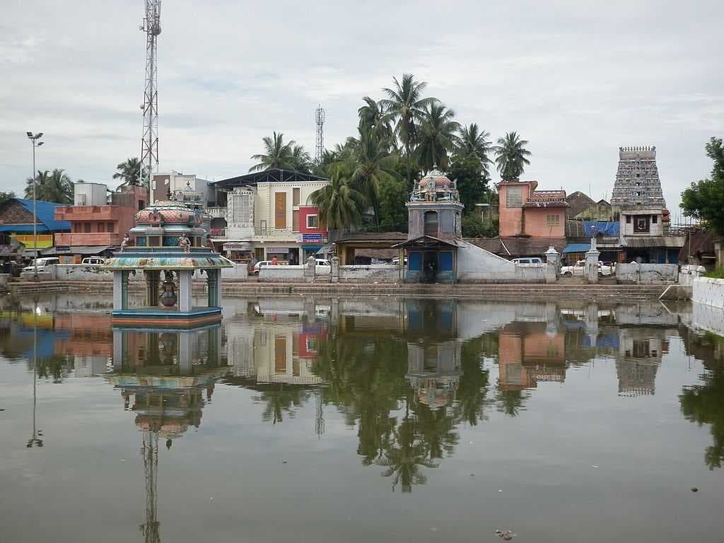 Thirunallar Dharbaranyeeswarar temple and tank (known as Saniswaran temple)