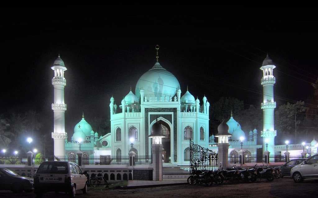 Karunagappally Mosque has a mixture of Persian, Mughul and Asian Architecture