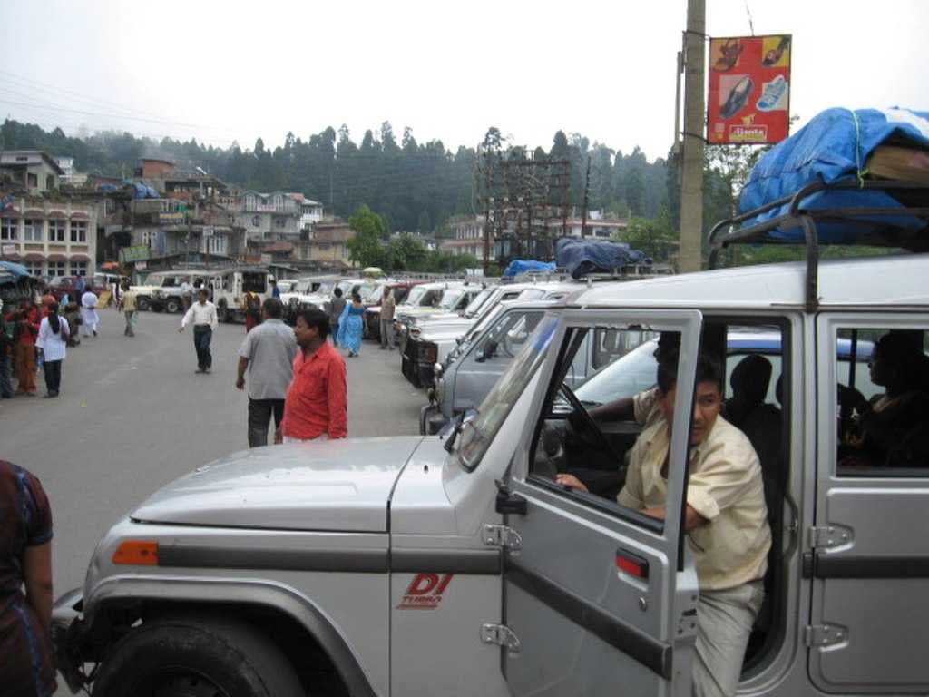 Tourist vehicles at Mirik.