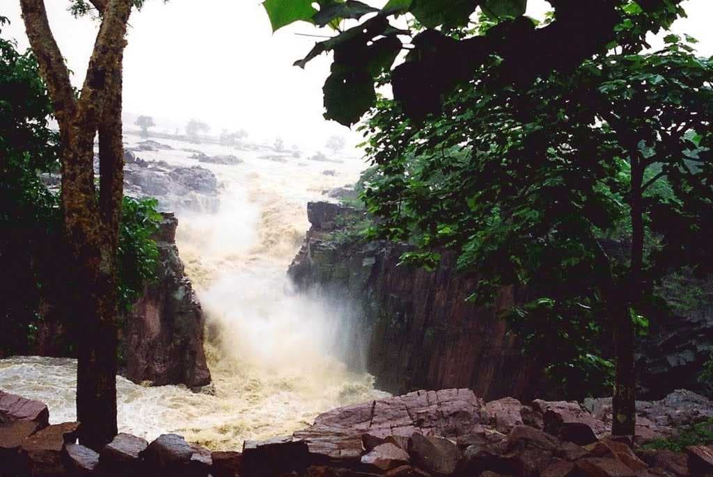 Raneh Falls and the Ken crocodile sanctuary