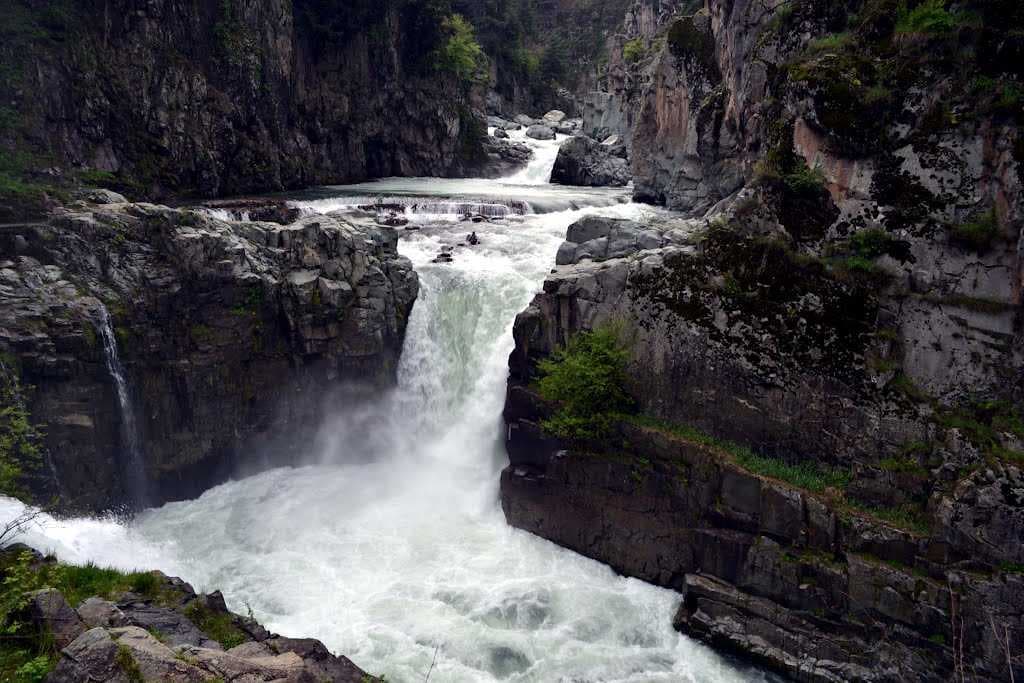 Aharbal Waterfall - Most Beautiful Waterfall in Pulwama