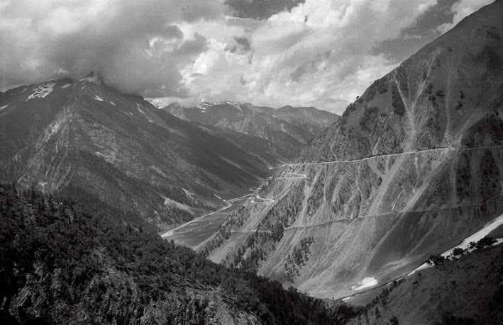 The road to Zoji-la pass (3500m)