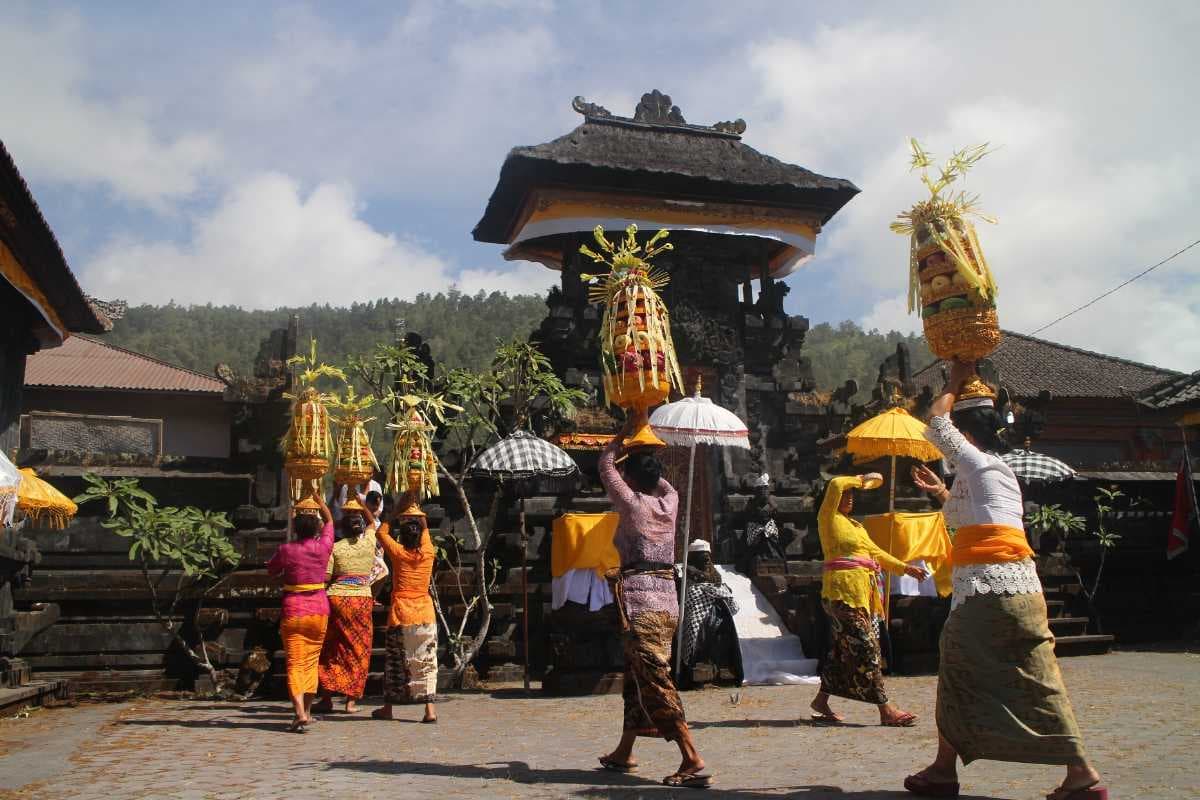 Traditional Offerings, Mengusung, Banten