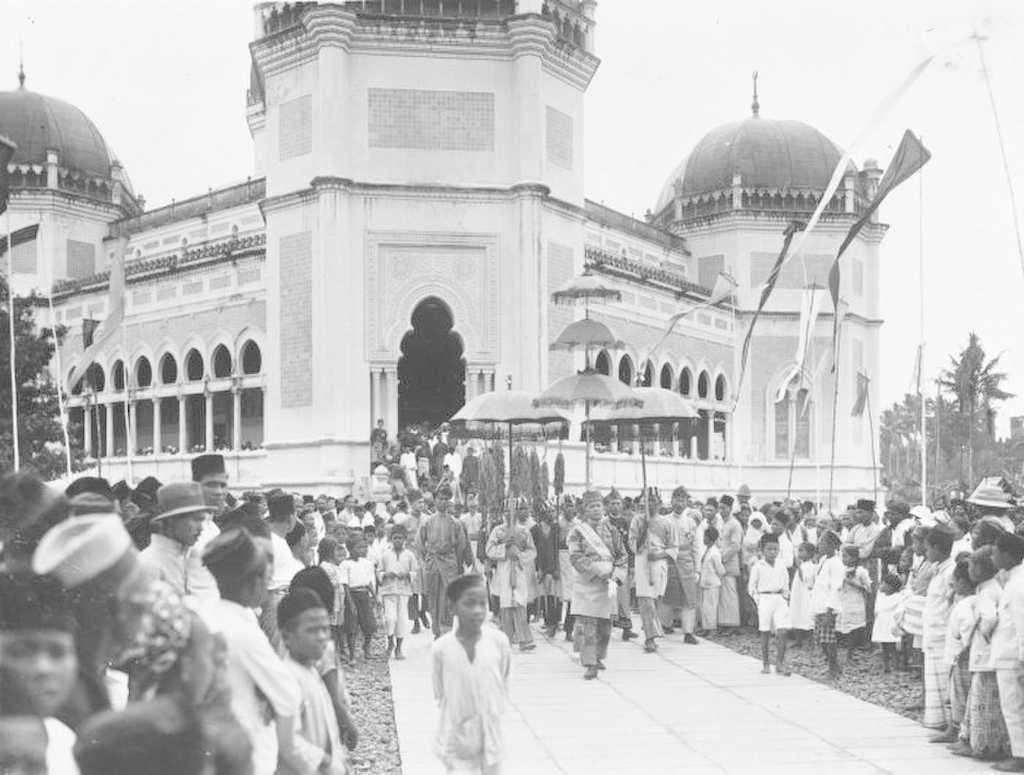 Sultan Amaluddin, the sixth sultan leaving the Great Mosque on his crowning day, in February 1925