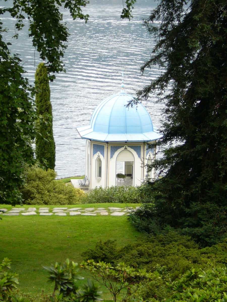Villa Melzi: the Moorish Pavilion, furnished with neoclassical busts