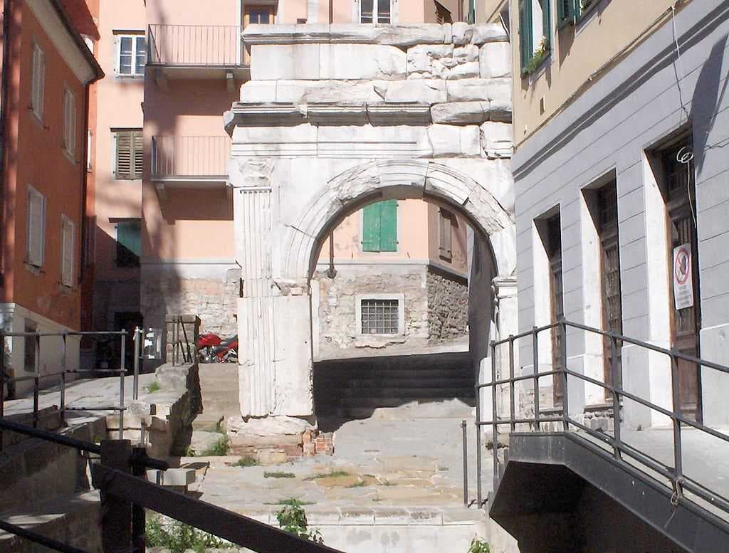 Arco di Riccardo, a Roman triumphal arch constructed from 33-32 BC