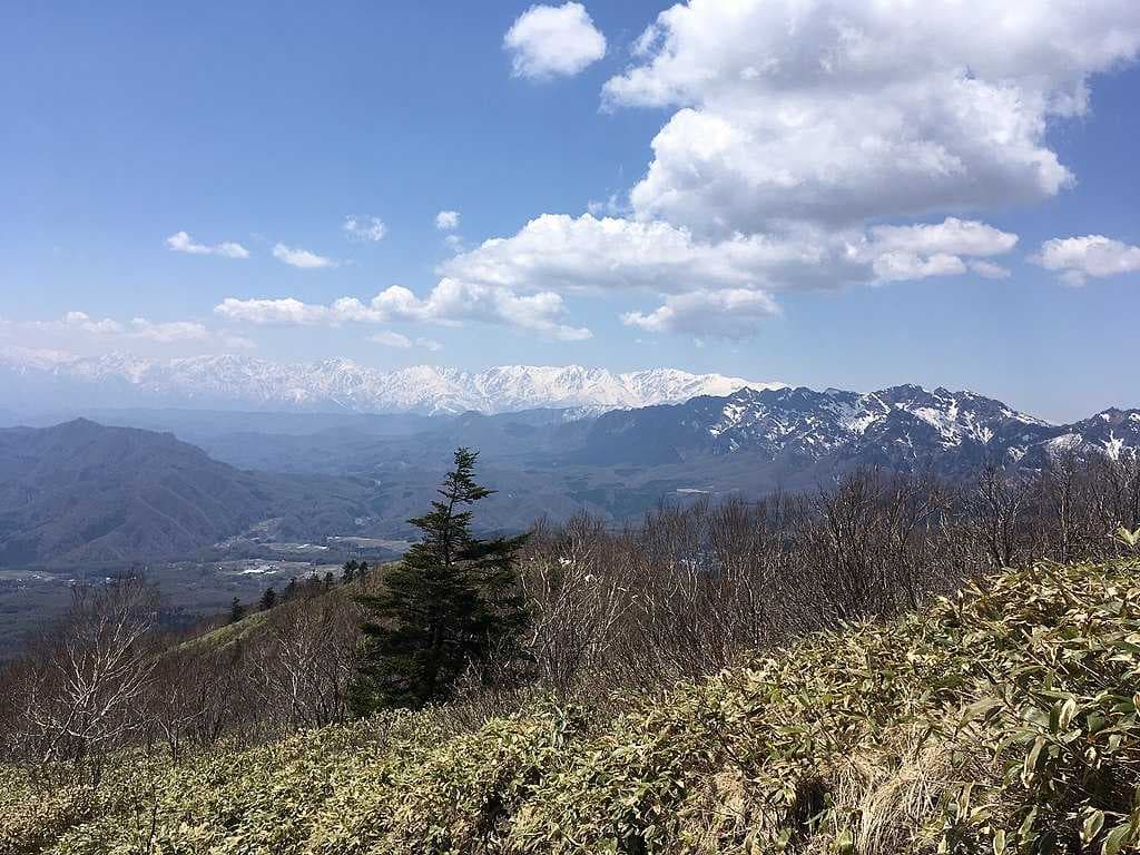 The mountains surrounding Hakuba Village in the background (Nishidake and Honindake in the foreground)