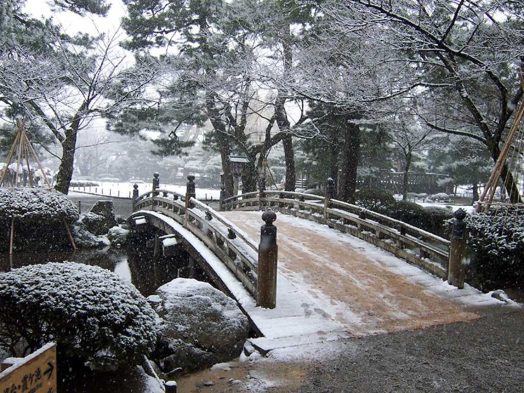 Bridge in Kenroku-en
