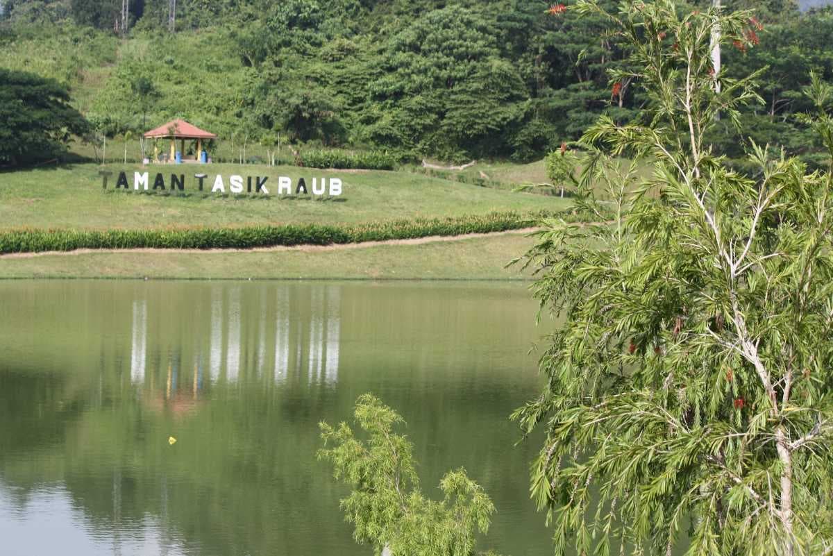 Taman Tasik Raub, also known as Raub Lake Park