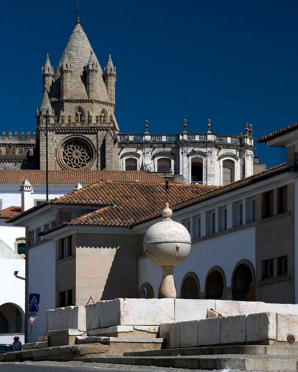 Largo das Portas da Moura