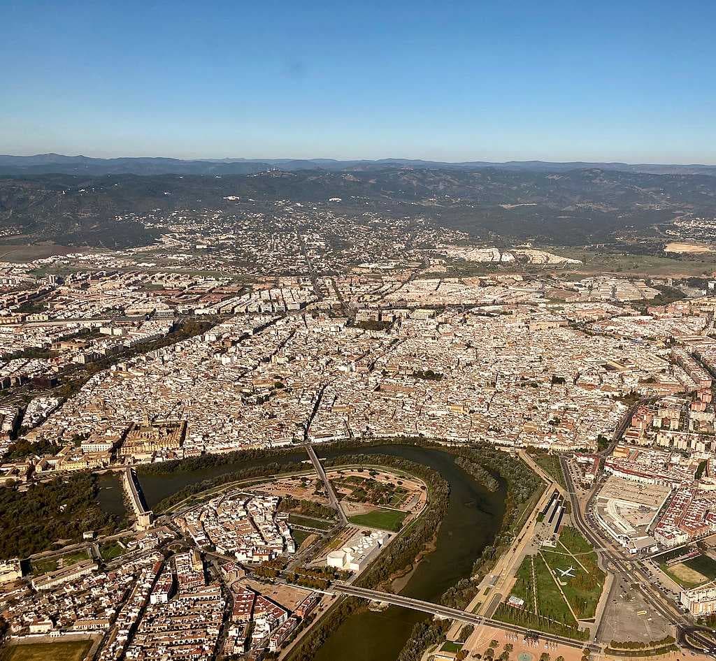 View centred on the city's historic center in relation to the Guadalquivir, with Sierra Morena in the background (November 2020).