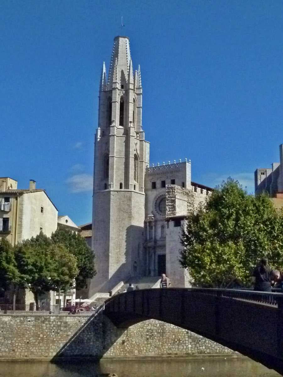 The Collegiate Church of Sant Feliu, as seen from the river Onyar