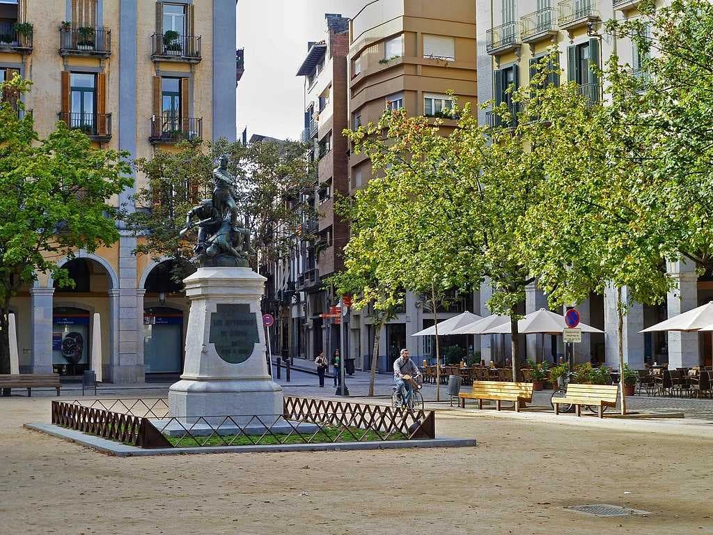 The Independence Square monument honors the city's defenders during the sieges of 1808 and 1809.