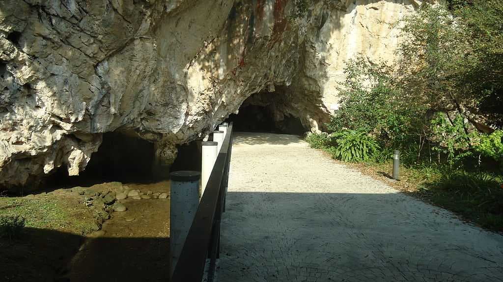 Tito Bustillo cave0