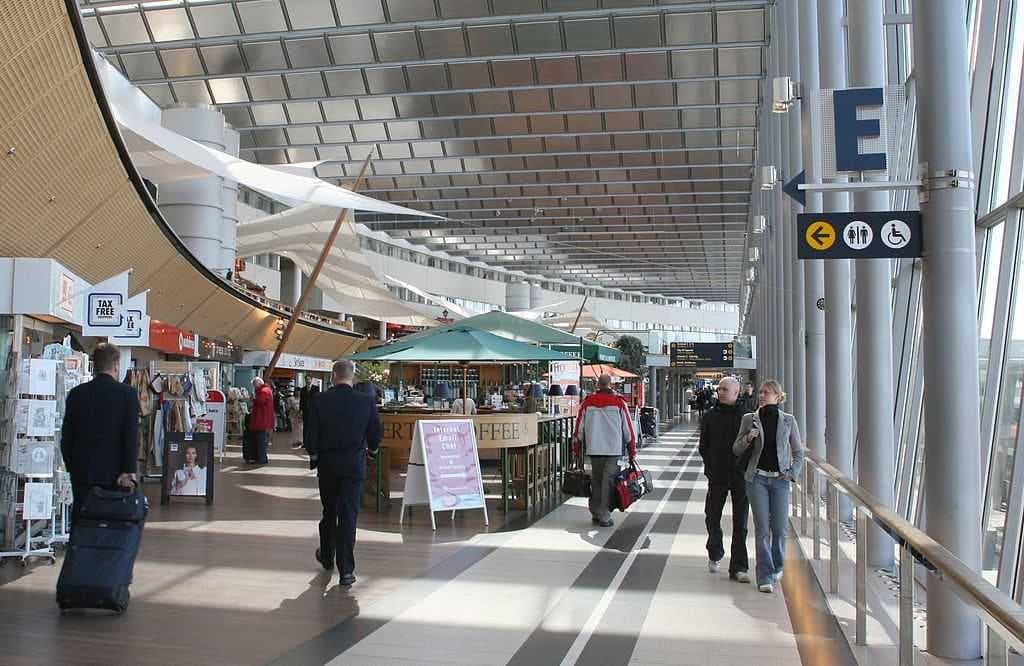 Shopping and restaurant area in Sky City between terminals 4 and 5