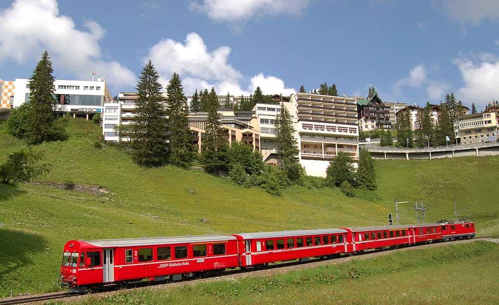 A RhB train travelling through Arosa