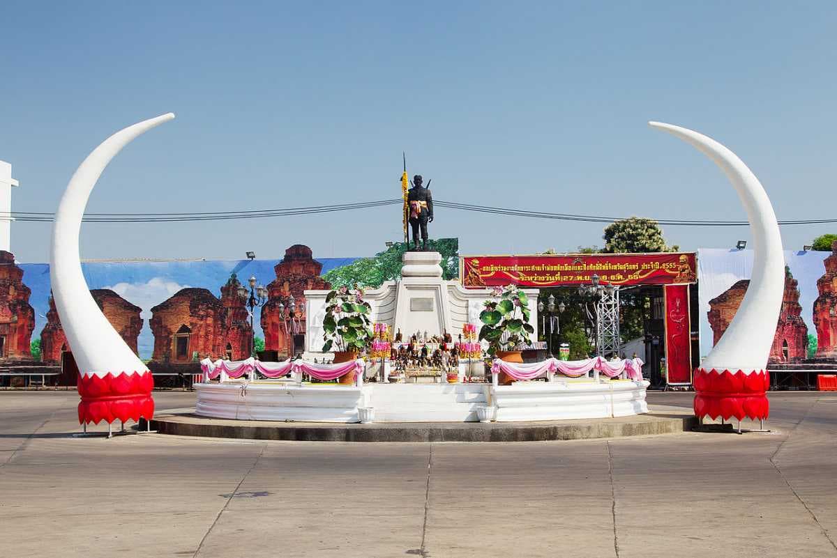 Statue of Phraya Surin Phakdi Srinarong Chang Wang