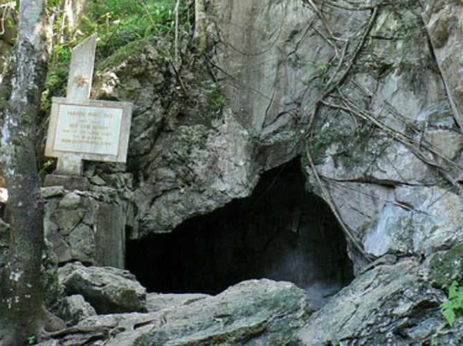 Entrance of Hang Coc Bo Cave