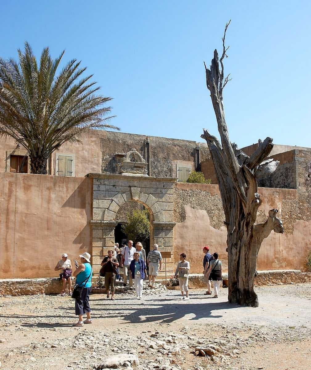 The entrance to the courtyard of the refectory