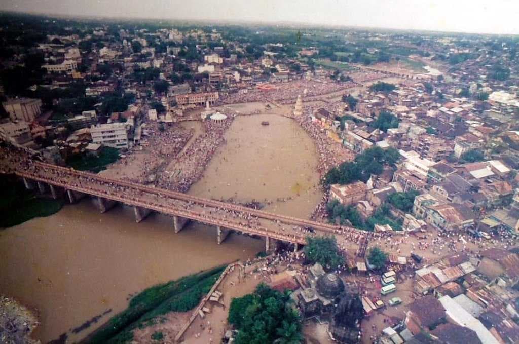 Nashik Pilgrims gather for the Shahi Snan (royal bath) in Ramkund in Dakshin Ganga River, c. 1991.