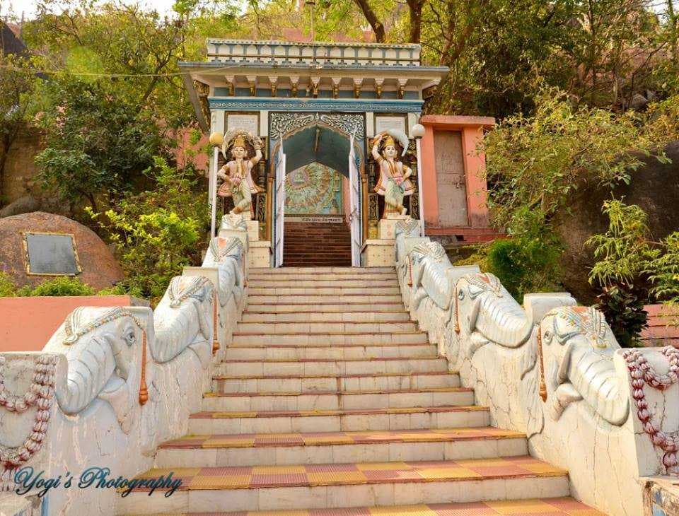 Entrance of Pisanhari ki Madiya