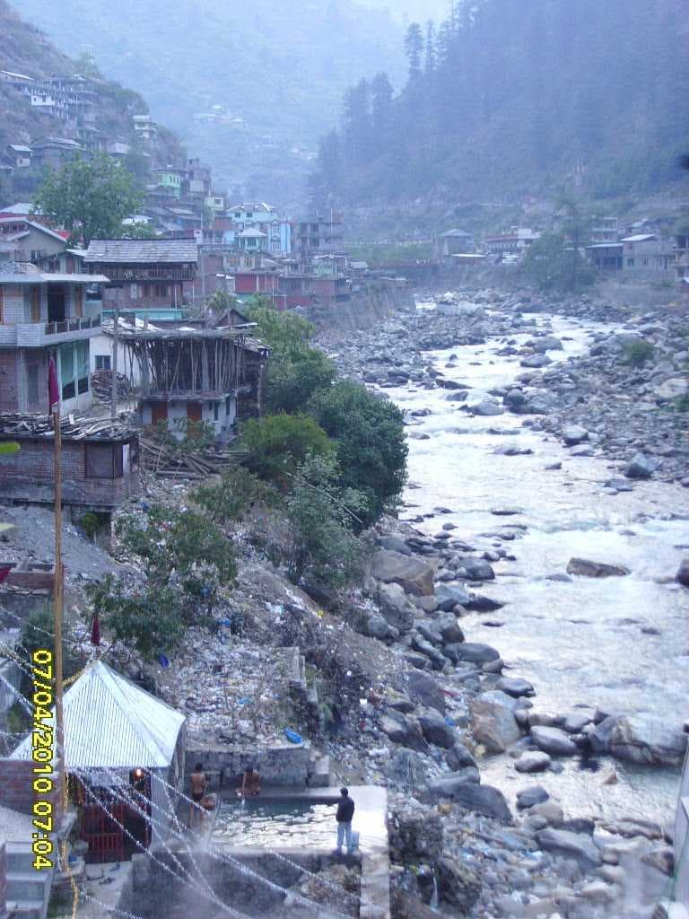 PARVATI RIVER IN MANIKARAN MOUNTAINS