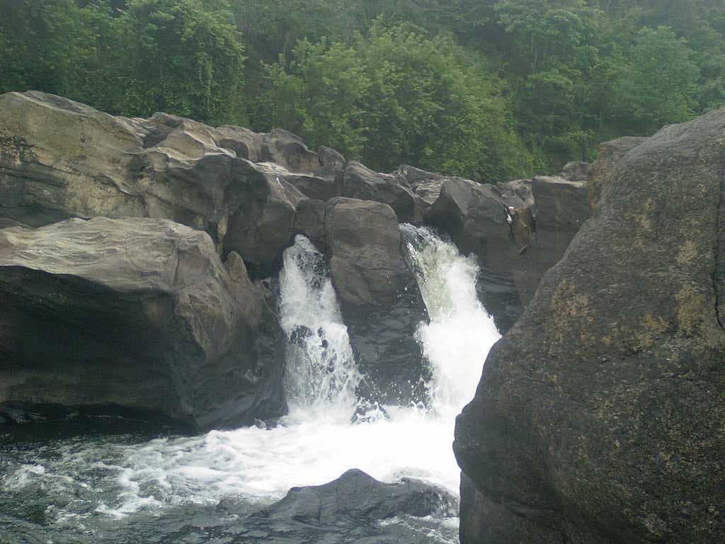 Perunthenaruvi Waterfall travel image