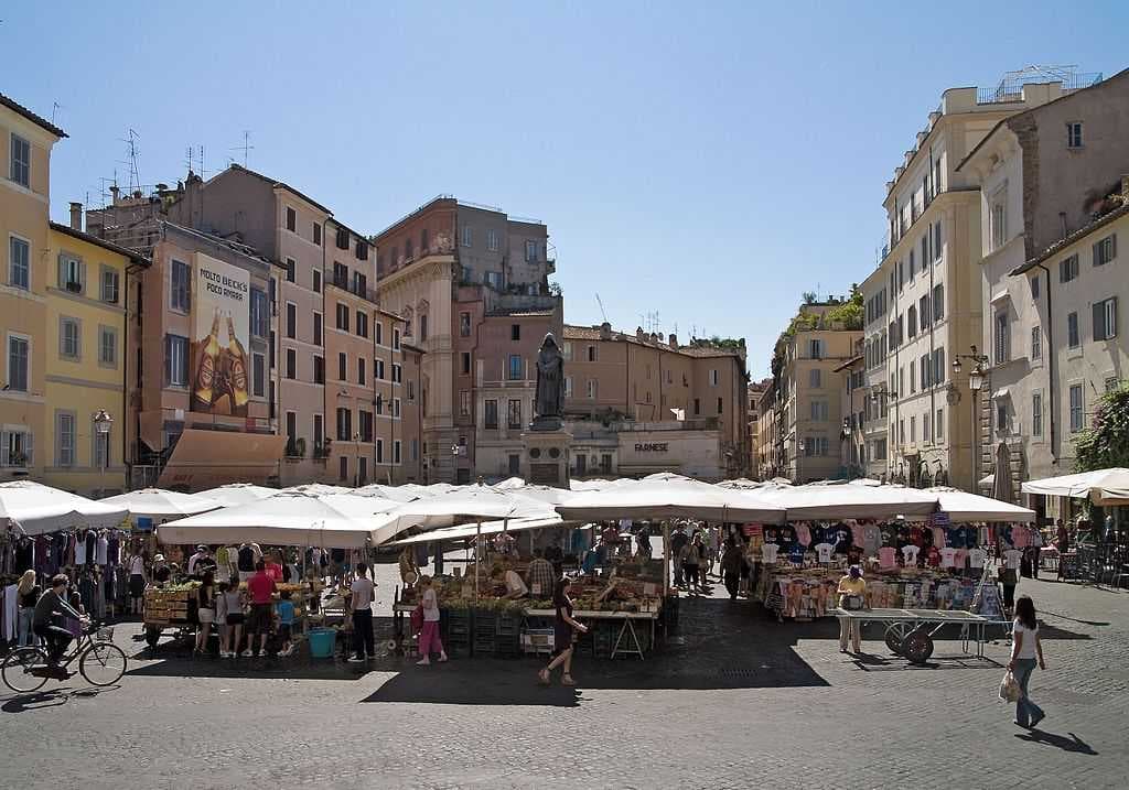 The daily market with the statue of Giordano Bruno in the background.