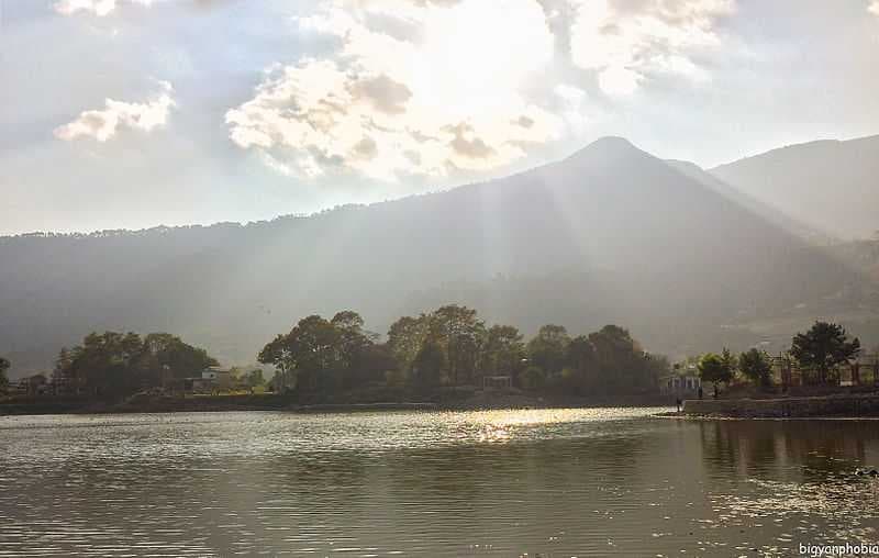 Gleaming sunrays on the lake