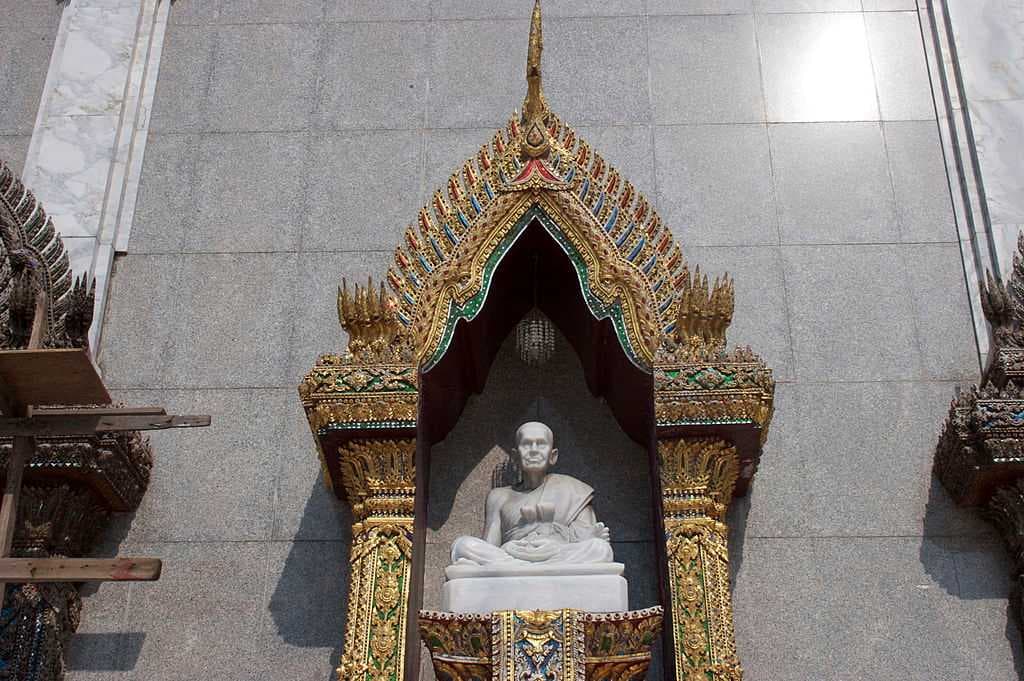 Wat Intharawihan travel image