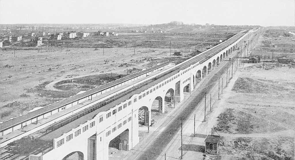 Queens Boulevard, looking east from Van Dam Street, in 1920. The newly built IRT Flushing Line is in the boulevard's median.