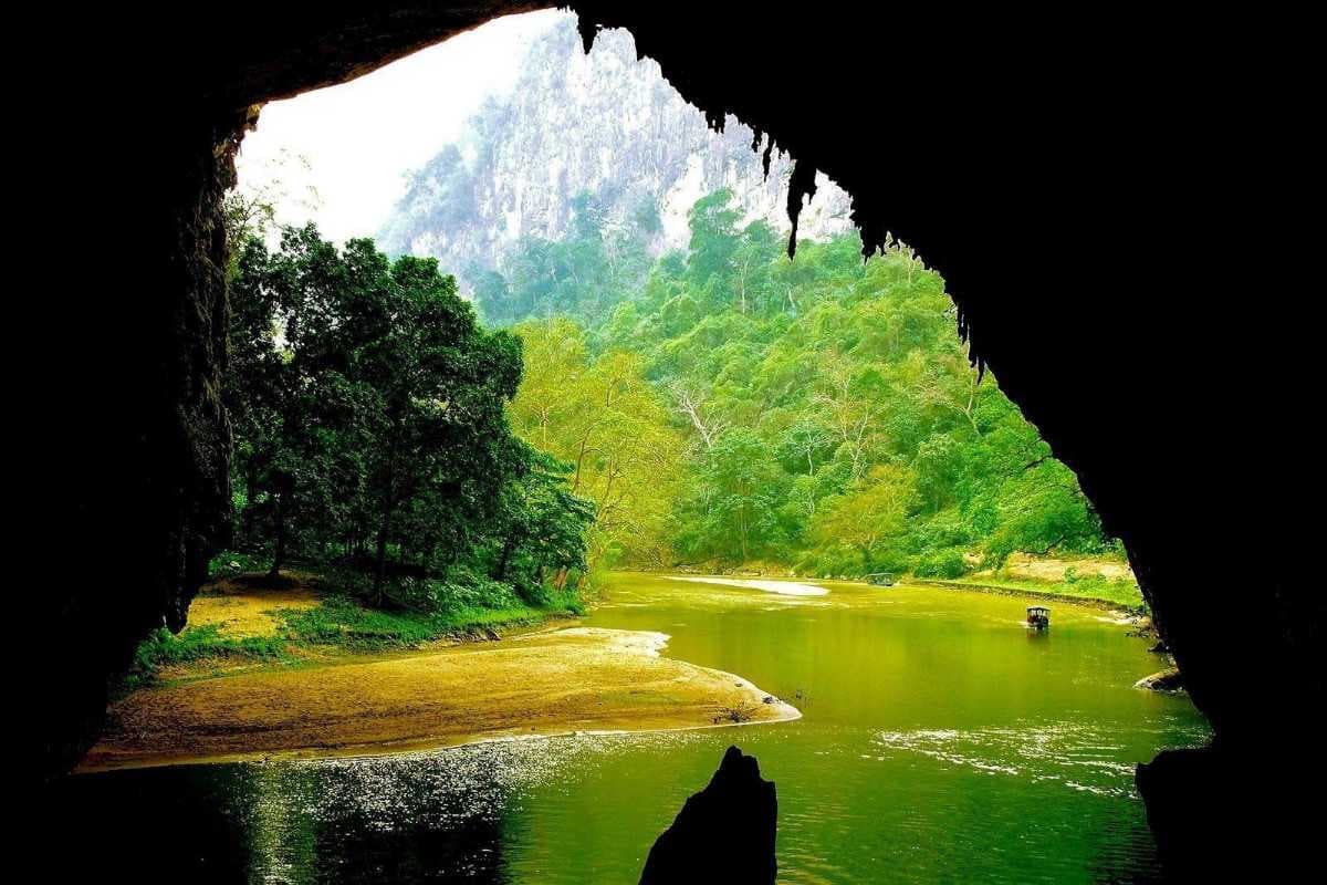 Hua Ma Cave - Located in Ba Be national park